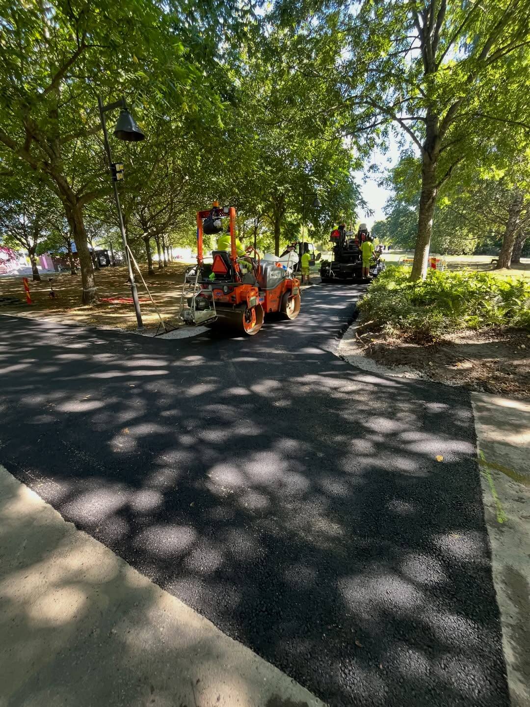 Vält som packar nylagd asfalt på cykelbanan i Drömparken i Enköping