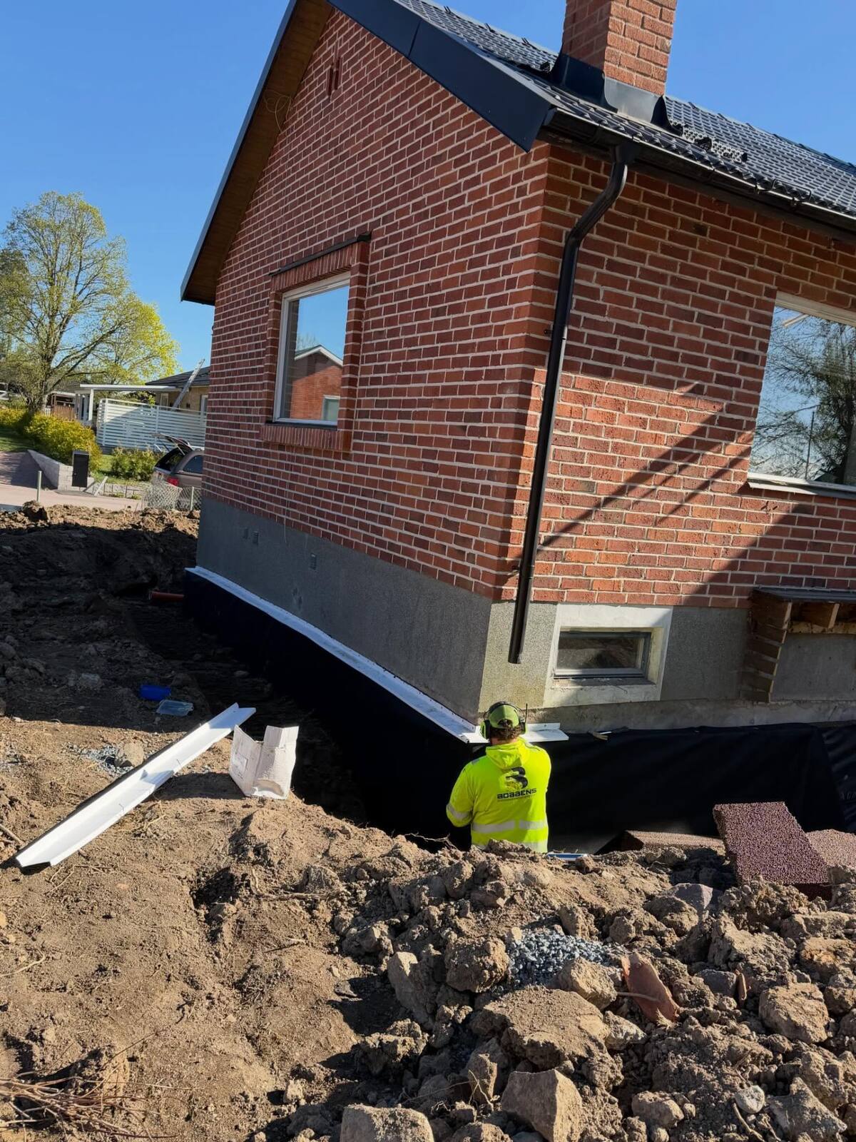 Dränering och isolering av villagrund i Kolbäck med fuktskyddsmatta mot grundmuren