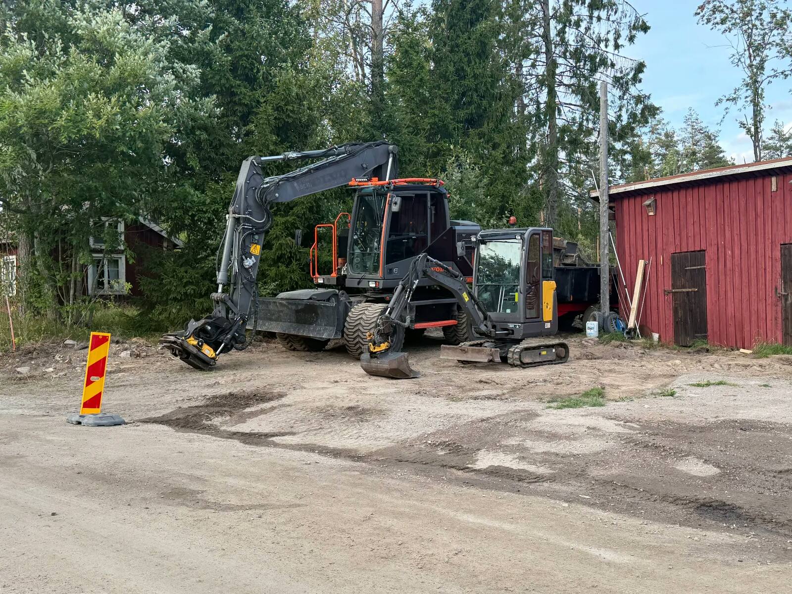 Grävmaskin som schaktar för grund inför tillbyggnad